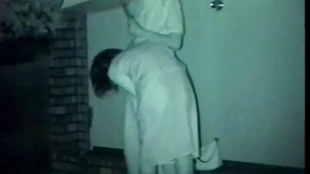 Hete porno Geen registratie  Vivien gratis lange seksfilmpjes Azour met mooie borsten wordt geneukt door een kerel op de bank