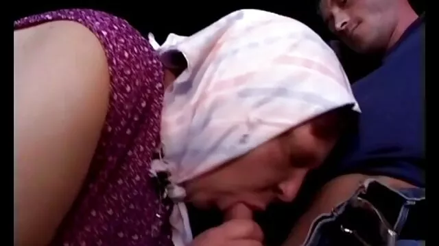 Hete porno Geen registratie  Lichtbruin haar met fallus in de anus om een kap op de erectie van een seksfilm voor vrouwen man te rijden.