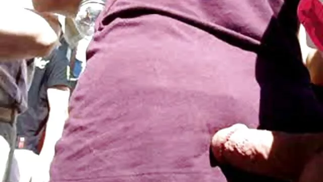 Hete porno Geen registratie  De blonde seks film online in een groene jurk zal seks hebben met een man.