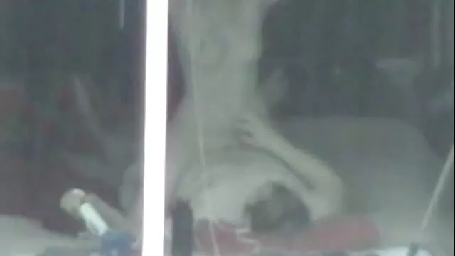 Hete porno Geen registratie  Brunette vingert goede seksfilm haar poesje met een dildo voordat ze seks had met een man.