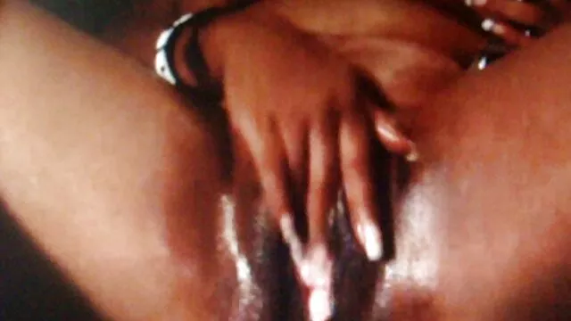 Hete porno Geen registratie  Drie donkere mannen opgesloten in een free seksfilm kamer en hebben een gangbang met een slim Blondje.