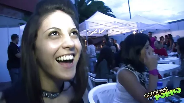 Hete porno Geen registratie  Brunette in kousen wordt gratis seks film kijken geneukt door drie zwarte mannen in bed.