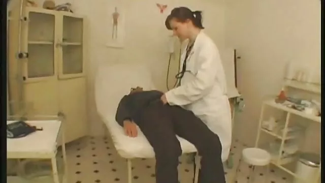 Beste porno Geen registratie  Schoonheid geneukt door vriendje op de bank gratis seksfilm 123