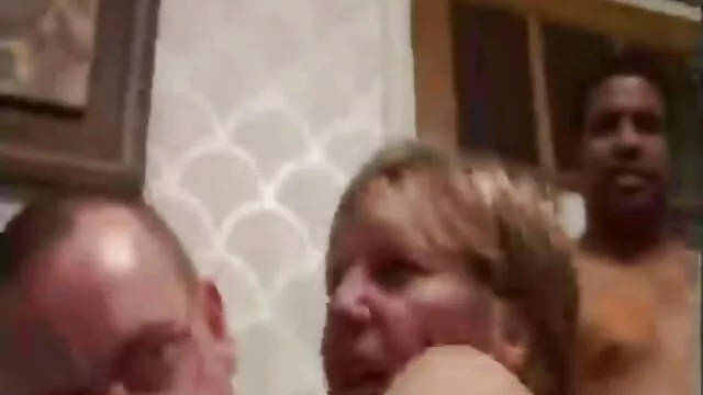 Hete porno Geen registratie  Schoonheid neukt met haar amateur seks films minnaar in de kont, kijkt naar hem op bezoek