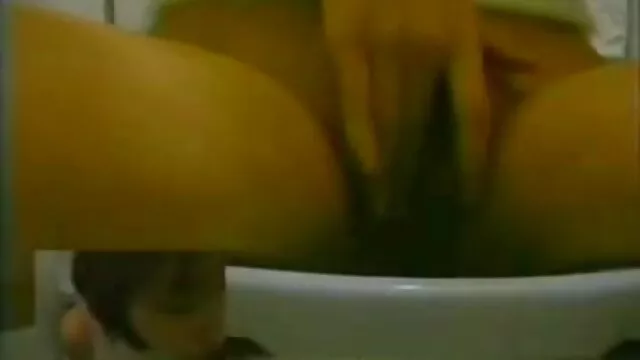 Hete porno Geen registratie  Masseur likte vagina voor haar klanten. massage seksfilm