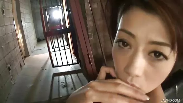 Hete porno Geen registratie  Hete brunette streelt zichzelf op het bed in seksfilm 123 het hotel.