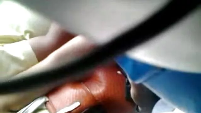Hete porno Geen registratie  Brunette in leggings roodharige neukt zichzelf op de dildo kont in de seksfilm 123 badkamer