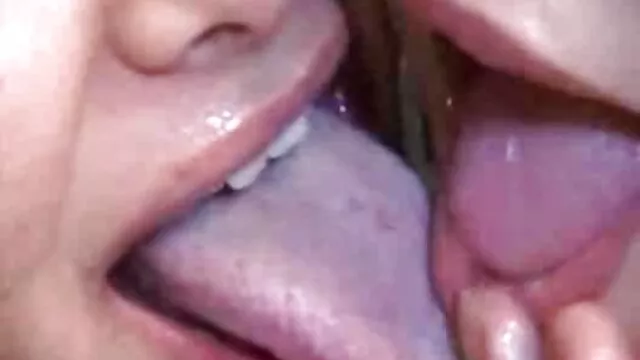 Hete porno Geen registratie  Meisje in korte jurk geeft een gratis lange seksfilm pijpbeurt terwijl ze op de bank zit