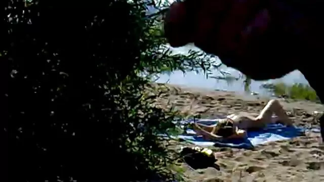 Hete porno Geen registratie  Mooie Megan eikel neukt zichzelf in seksfilm kijken de kont met rubber dildo in het witte bed