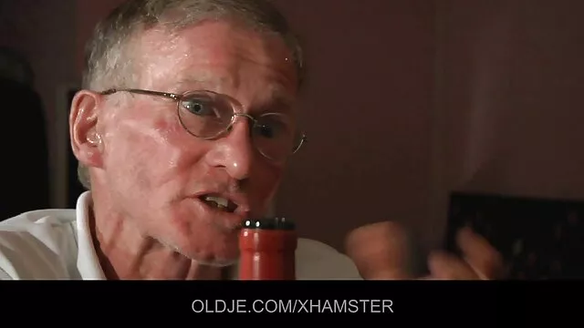 Hete porno Geen registratie  Een man die Kont likt en de Russische schoonheid in mooie seksfilm de kont neukt