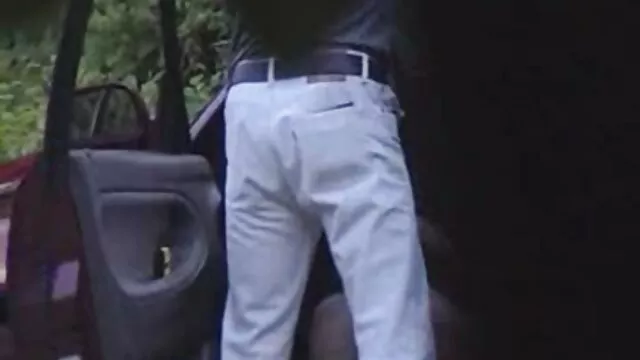 Hete porno Geen registratie  Een dikke vrouw die op een houten hd seksfilm stoel zit en dowels van kammen in haar kont steekt.