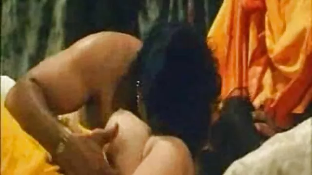Hete porno Geen registratie  Het meisje zat opgesloten in de kleedkamer en gaf de hoed aan haar minnaar in amateurseksfilm de lies.