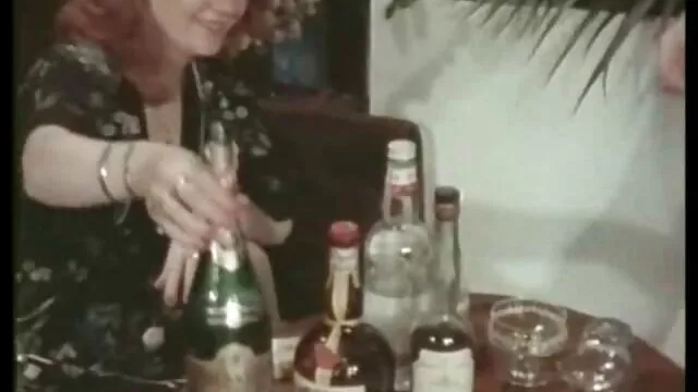 Hete porno Geen registratie  Huisvrouw die zich homo seks film uitkleedt in de keuken en die verdomde dildo.