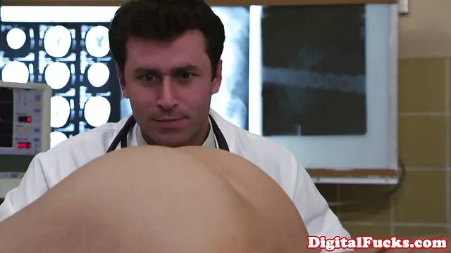 Hete porno Geen registratie  Student vriend gaf studenten mond seks film online in gele broek