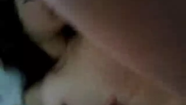 Hete porno Geen registratie  Een zwarte vrouw in badpak die seks heeft met een man die op de bank gratis seks film kijken gepompt wordt.