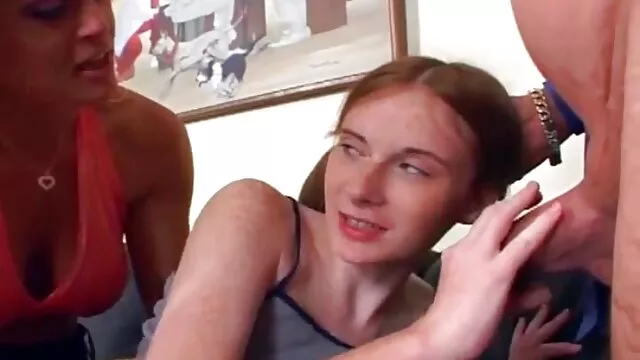 Hete porno Geen registratie  Op gayseksfilm de bank, de Gespierde kale vent die in de kont neukt van een bazige meid in de broek
