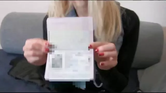 Hete porno Geen registratie  MILF in een helder gekleurde Badjas op naakt lichaam in seks films gratis kijken de keuken