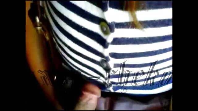 Hete porno Geen registratie  Hete stewardess met tatoeage op haar seks film gratis lichaam en gescheurde panty rendering voor passagier met hoed