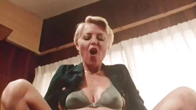 Hete porno Geen registratie  Schoonheid met nep tieten geef een pijpbeurt hollandse seksfilm seksspeeltje voor masturbatie