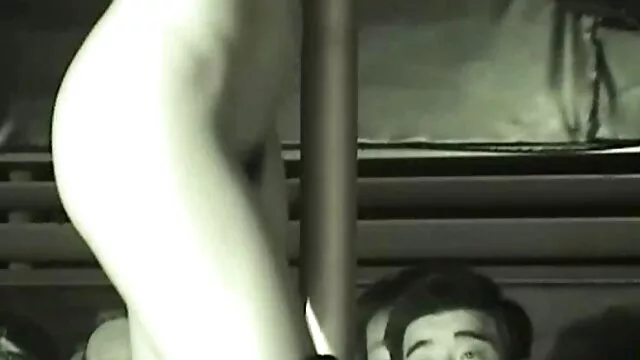 Hete porno Geen registratie  Mannen met een seksfilm trio kapsel onderaan de Skrillex werken voor de computer terwijl zijn vrouw hem pijpt.