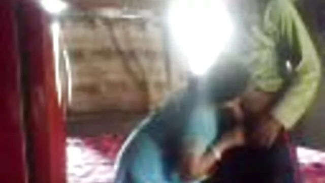 Hete porno Geen registratie  Masseur brengt een vinger naar de vrouw aan tafel om orgasme gratis seks film te krijgen