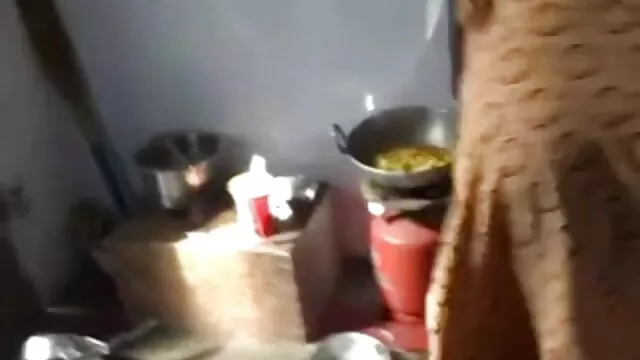 Hete porno Geen registratie  Een oude vrouw die masturbeert hollandse seks films in de kamer.