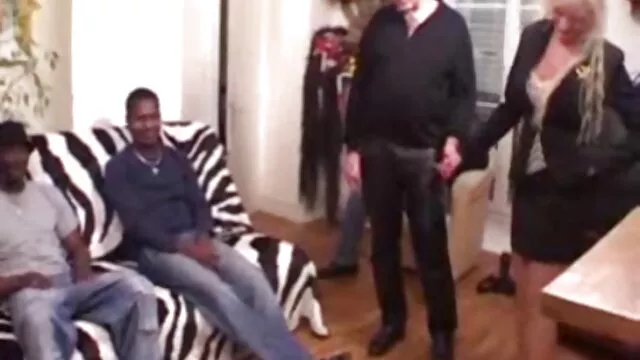 Hete porno Geen registratie  Brunette in hd seksfilm een badpak in het rood zal seks hebben met machine seks op de vloer van de woonkamer