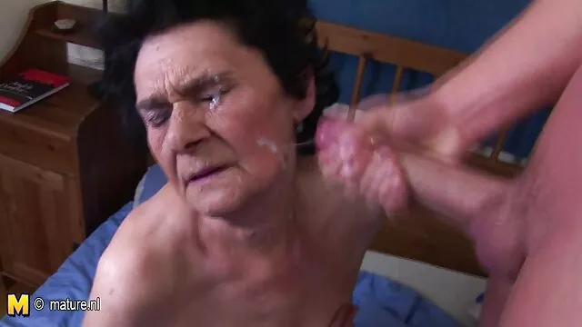 Hete porno Geen registratie  Roodharige bi seks films meid gooide haar benen achter haar hoofd en neukte een man in het rectum