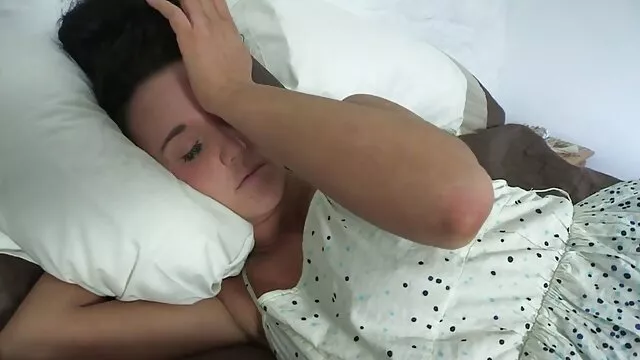 Hete porno Geen registratie  Twee zwarte mannen duwen een moeder in dildo Kousen, en duwen dan hun penis gratis seks film in de vagina en anus.