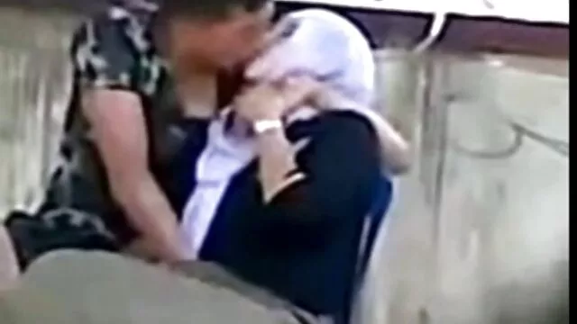 Hete porno Geen registratie  Hardcore mannen neuken een seksfilm lesbisch meisje op de bank