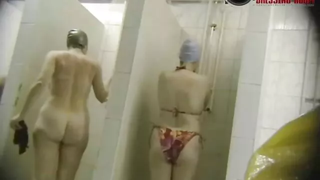 Hete porno Geen registratie  Brunette met harige kutjes wordt buiten lesbische seksfilm geneukt