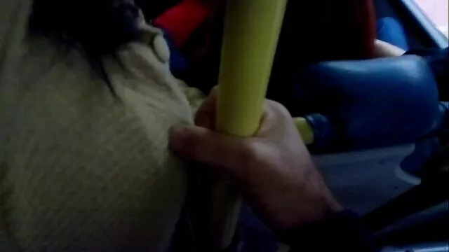 Hete porno Geen registratie  Een volwassen dik meisje in kousen en kralen wordt genaaid door een Russische man met een knal in seks films gratis kijken bed.