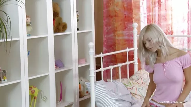 Hete porno Geen registratie  Schoolmeisjes die seks vrouwvriendelijke seksfilm hebben met klasgenoten in de slaapzaal.