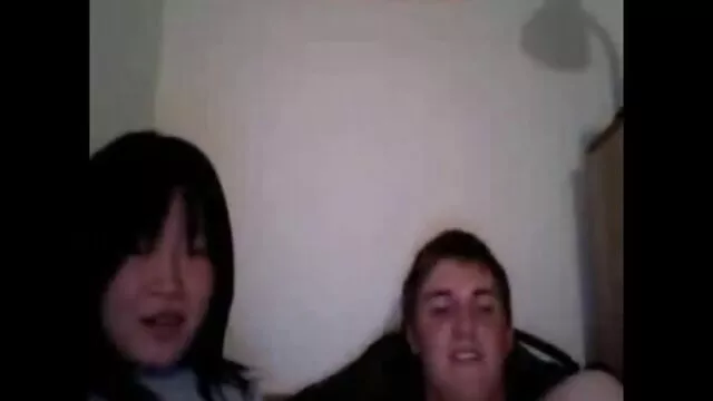 Hete porno Geen registratie  Brunette zuigt toilet en krijgt cumshot in amateur seksfilm de kont