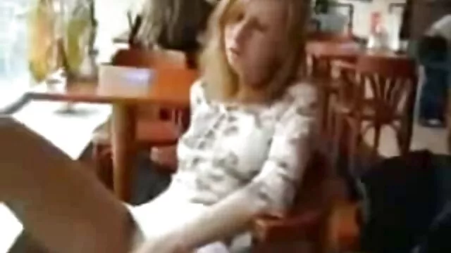 Hete porno Geen registratie  Huisvrouw streelt zichzelf terwijl ze in bed gratis seksfilm 123 ligt.