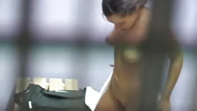 Hete porno Geen registratie  Donkerharige seksfilm trio hoer pik zuigende zwarte man onder de brug