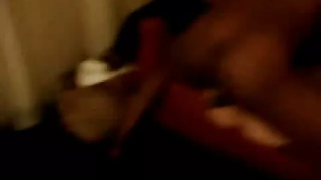 Hete porno Geen registratie  Brunette met een bril en een vriendin seksfilm gratis in de keuken.