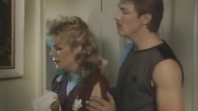Hete porno Geen registratie  Lieve busty in rode tienerseksfilms shorts ... vagina met speelgoed aaien.