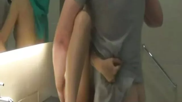 Hete porno Geen registratie  De Fransen hebben mulat op het strand mooie seksfilm voor zijn vriend.