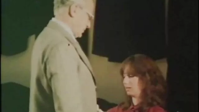 Hete porno Geen registratie  Fragiele Brit die lesbische seksfilm in lingerie danst, een grote lul inslikt en in de kont neukt.