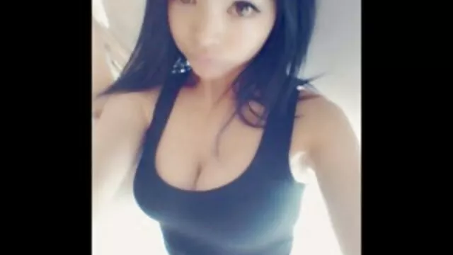 Hete porno Geen registratie  Twee lesbiennes die streelden in een gratis seksfilm ligstoel bij het zwembad.
