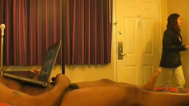 Hete porno Geen registratie  De cavalier geeft zuigkracht en goede seksfilm gescheurde kont met een bril op een leren bank