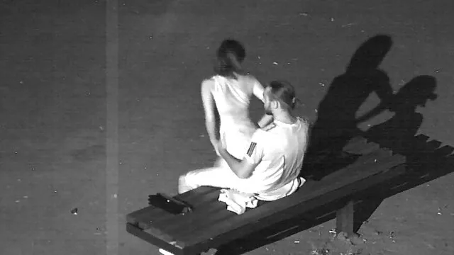 Hete porno Geen registratie  Twee zwarte man, donkerharige meid kim holland seksfilm in wit bed.