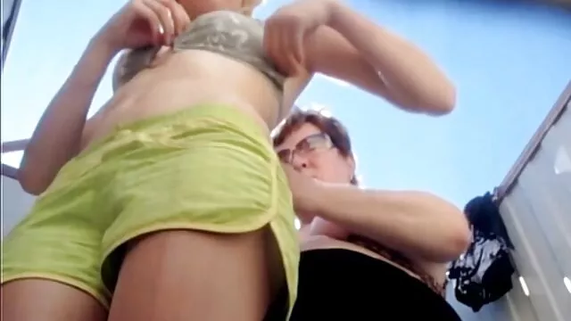 Hete porno Geen registratie  Brunette met een dikke kont op het bed laat haar charme gratis lange seksfilm zien