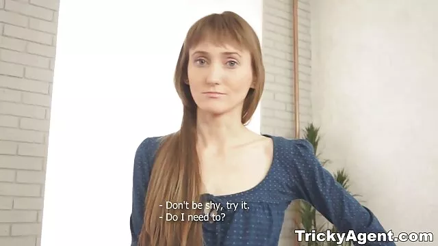 Hete porno Geen registratie  Tante zet de anale dildo dik en giet vrouwvriendelijke seksfilm olie op haar dijen in de keuken
