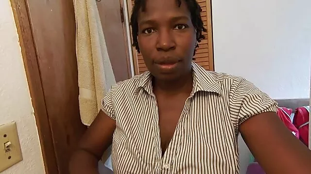 Hete porno Geen registratie  Een glazen meisje met lange seksfilm grote borsten kauwt zichzelf voor een webcam met een dildo