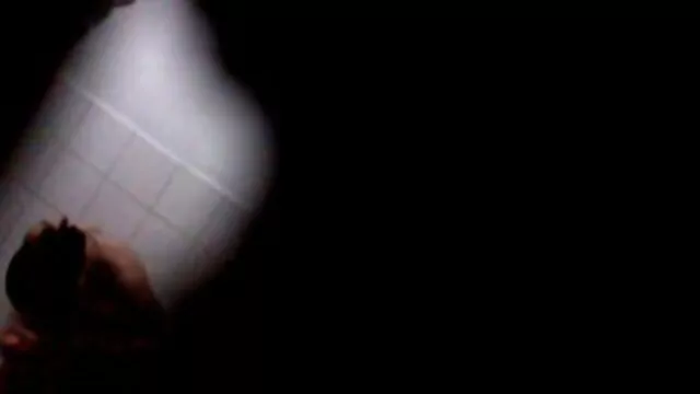 Hete porno Geen registratie  Mooie vrouw met een witte cirkel korte seksfilm op haar hoofd likt de bouten van een man en krijgt het in de vagina