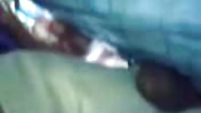Hete porno Geen registratie  De agent staarde naar een eenzame moeder met witte schoenen op de gratis lange seksfilm vloer en een tafel diep in haar mond en vagina.