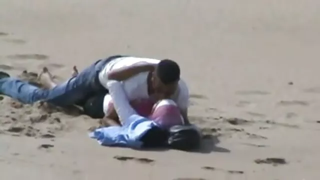 Hete porno Geen registratie  Op de stoel neukte een zwarte vrouw met hollandse seksfilm uitgezakte borsten zichzelf met een rubberen lul.