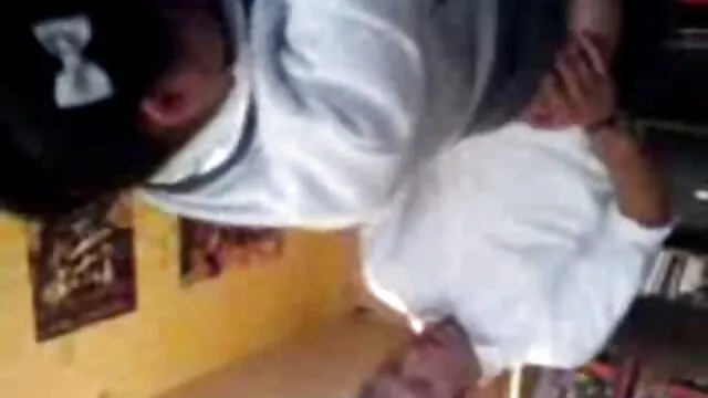 Hete porno Geen registratie  Brunette die een poesje buiten seks films masseert op kantoor.